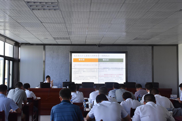 新区公司党委召开党委理论学习中心组（扩大）学习会专题学习新《宪法》